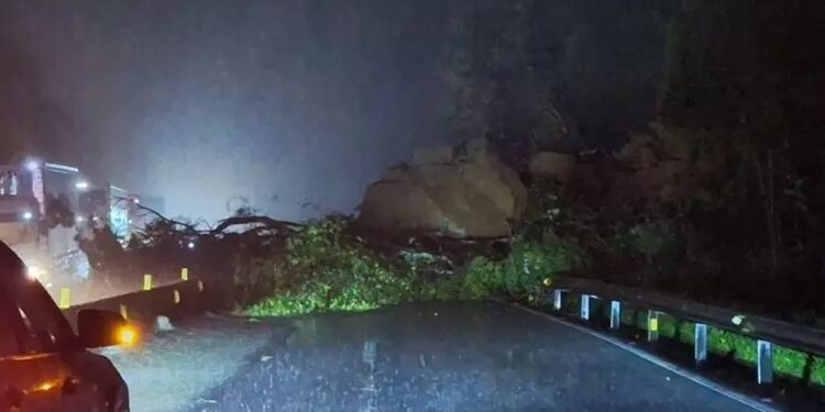 Pedra gigante cai sobre a BR-101 em Santa Catarina