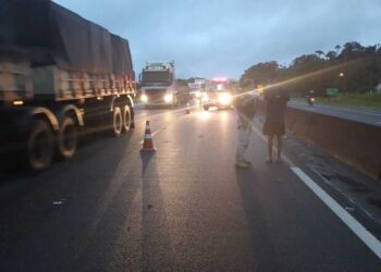 Homem morre após ser atropelado por caminhão na BR-101 em Araquari