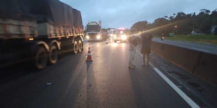 Homem morre após ser atropelado por caminhão na BR-101 em Araquari