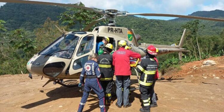 Trabalhador é resgatado após ser atingido por viga de concreto