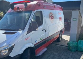 Estrutura de vidro quebra e homem cai de altura de dois metros, em Jaraguá do Sul