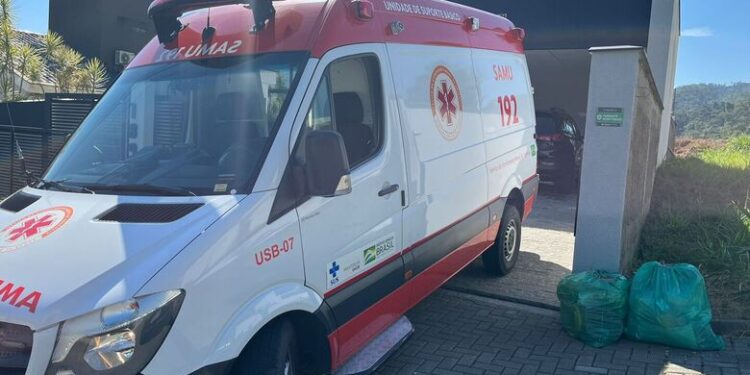 Estrutura de vidro quebra e homem cai de altura de dois metros, em Jaraguá do Sul