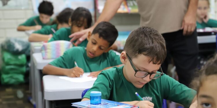 Começa a entrega dos novos uniformes escolares em Jaraguá do Sul