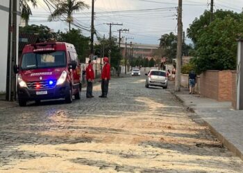 Óleo na pista provoca queda de moto e acidente com carro, em Jaraguá do Sul