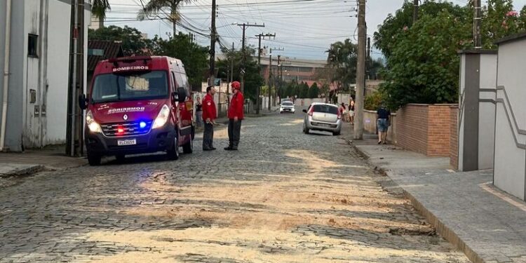 Óleo na pista provoca queda de moto e acidente com carro, em Jaraguá do Sul