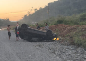 Carro capota no trecho em obras da Rua Pedro Vieira, na Barra, em Jaraguá do Sul
