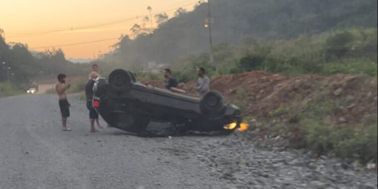 Carro capota no trecho em obras da Rua Pedro Vieira, na Barra, em Jaraguá do Sul