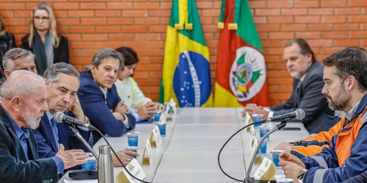 Governo federal anuncia Pix de R$ 5,1 mil para famílias do RS
