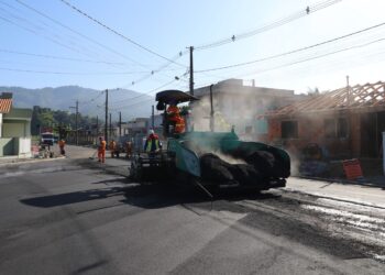 Ruas asfaltadas no bairro Jaraguá 84, em Jaraguá do Sul