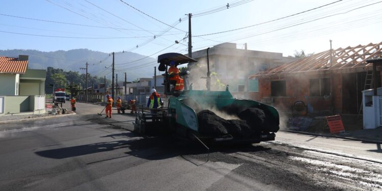 Ruas asfaltadas no bairro Jaraguá 84, em Jaraguá do Sul