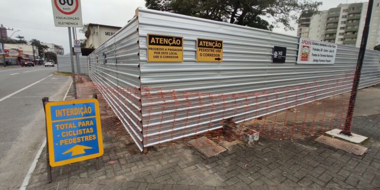 [Jaraguá] Pedestres devem transitar pelos fundos do Mercado Municipal