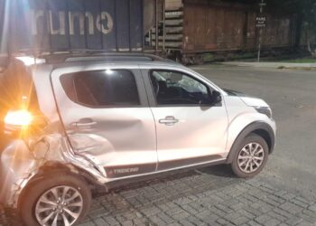 Carro atinge trem em Jaraguá do Sul