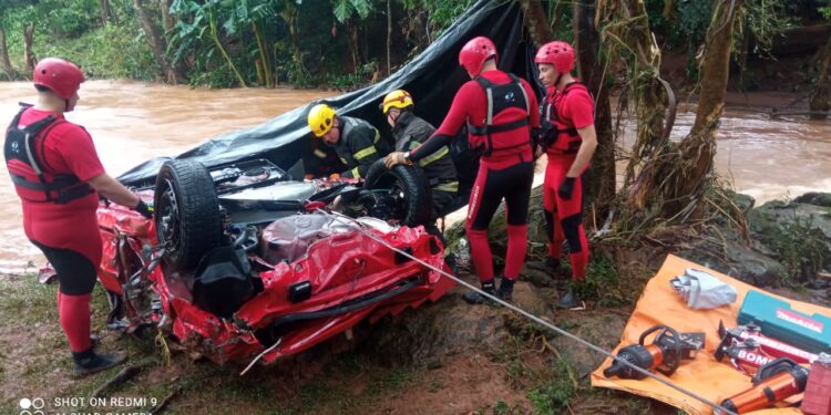 [Vídeo] Idoso que foi arrastado por correnteza é encontrado morto dentro de veículo em SC
