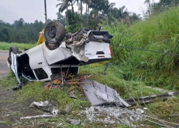 Caminhonete capota após acidente na BR-280