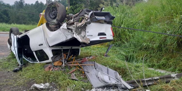 Caminhonete capota após acidente na BR-280