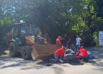Motociclista fica ferido após bater contra retroescavadeira em Jaraguá do Sul