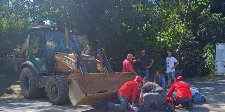 Motociclista fica ferido após bater contra retroescavadeira em Jaraguá do Sul