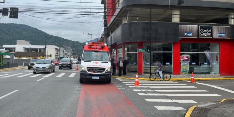 Pedestre e ciclista ficam feridas após acidente em Jaraguá do Sul