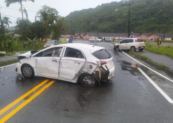 Com carro lotado de maconha, homem em fuga causa acidente grave em Joinville