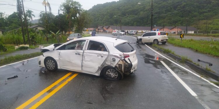 Com carro lotado de maconha, homem em fuga causa acidente grave em Joinville