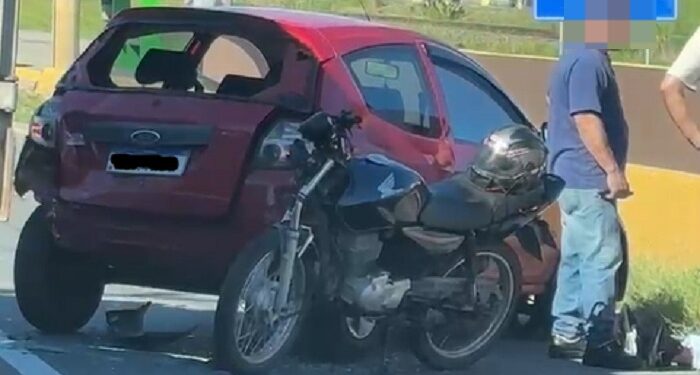 Motociclista fica ferido após acidente com carro em Jaraguá do Sul