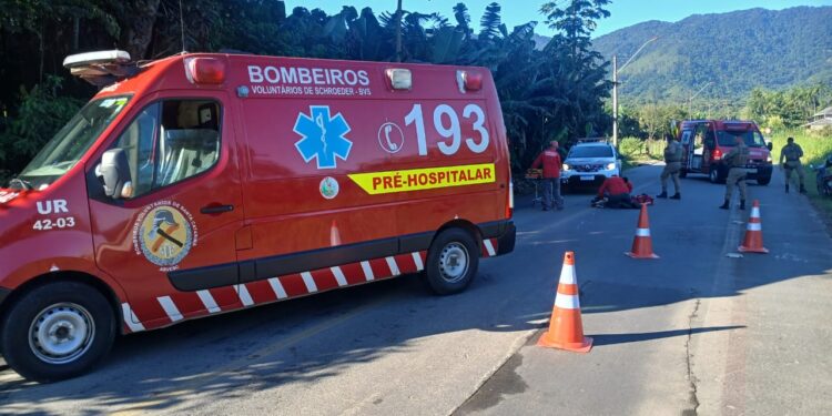 Motociclista fica ferida após colisão com ciclista em Schroeder