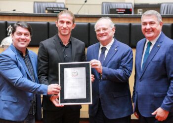 Filipe Luís é homenageado em sessão solene da Alesc