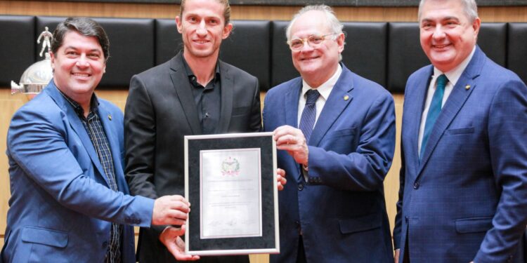Filipe Luís é homenageado em sessão solene da Alesc