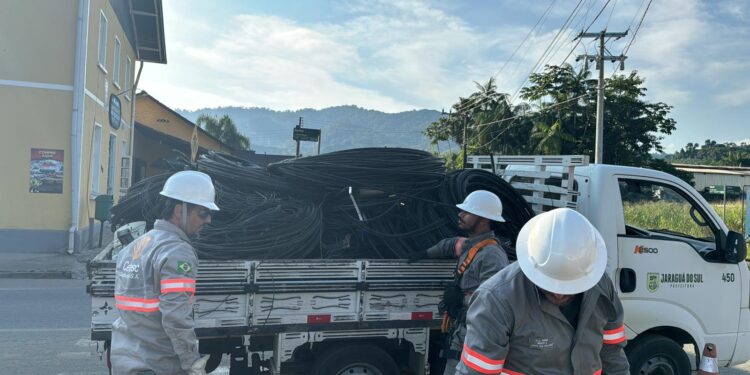 Operação da Celesc remove mais 2 toneladas de cabos irregulares de postes de Jaraguá do Sul