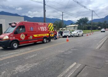 Mãe e filha são encaminhadas ao hospital após acidente em Schroeder