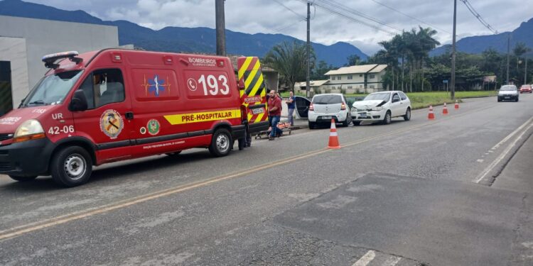 Mãe e filha são encaminhadas ao hospital após acidente em Schroeder