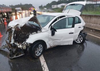Motorista bate carro contra mureta na BR-280, em Guaramirim