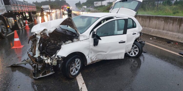 Motorista bate carro contra mureta na BR-280, em Guaramirim