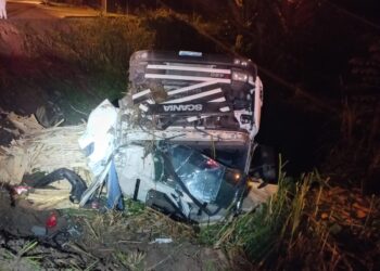 Motorista é socorrido após carreta capotar na SC-108