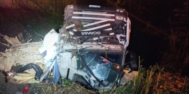 Motorista é socorrido após carreta capotar na SC-108
