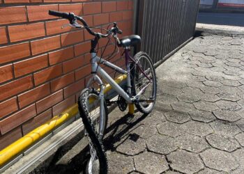 Adolescente bate em carro após bicicleta ficar sem freios, em Jaraguá do Sul