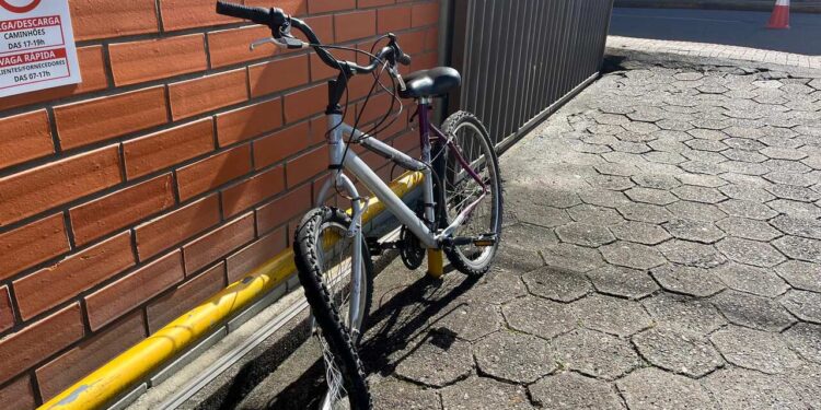 Adolescente bate em carro após bicicleta ficar sem freios, em Jaraguá do Sul