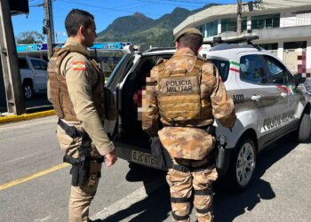 Denúncia de maus tratos a animais acaba em prisão de procurado pela Justiça, em Jaraguá