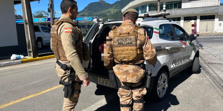 Denúncia de maus tratos a animais acaba em prisão de procurado pela Justiça, em Jaraguá