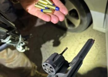 Assaltantes invadem casa, amarram família e roubam 8 armas em Blumenau