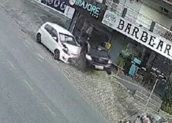 [Vídeo] Motorista colide em carro estacionado e fica inconsciente em Blumenau