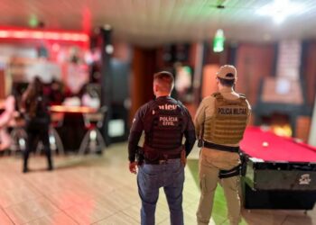 Dona de bar é presa por suspeita de exploração sexual de adolescente de 16 anos em SC