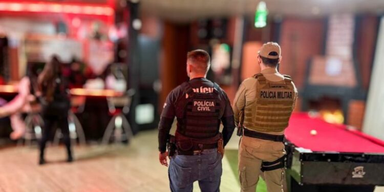 Dona de bar é presa por suspeita de exploração sexual de adolescente de 16 anos em SC