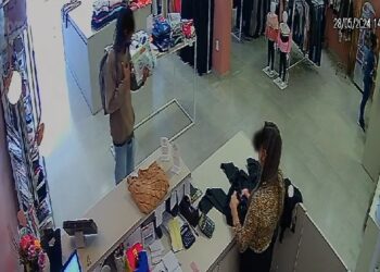 [Vídeo] Homem xinga mulheres que recusaram comprar livros em Guaramirim: “Vai tomar no ..”