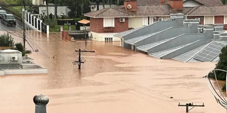 Sobe para 83 o número de mortos após enchentes que atingem o Rio Grande do Sul