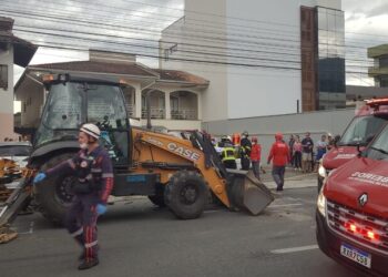 Acidente entre retroescavadeira e carro deixa dois idosos feridos em Jaraguá do Sul
