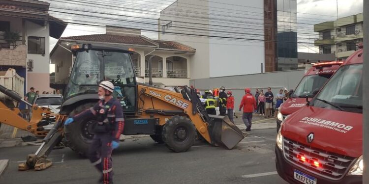 Acidente entre retroescavadeira e carro deixa dois idosos feridos em Jaraguá do Sul