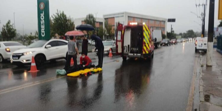 Ciclista fica ferida após acidente com carro em Schroeder