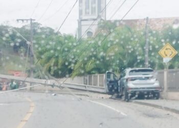 Carro colide em poste e deixa mais de oito mil unidades sem energia elétrica em Jaraguá