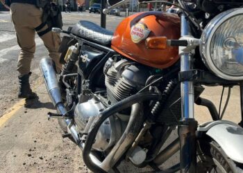 Acidente com carreta deixa motociclista ferido em Jaraguá do Sul